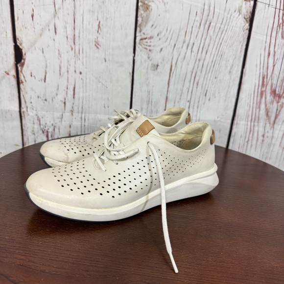 CLARK’s Unstructured Women's Cream Leather Sneakers Removable cushion Size 8 GUC - Picture 15 of 16